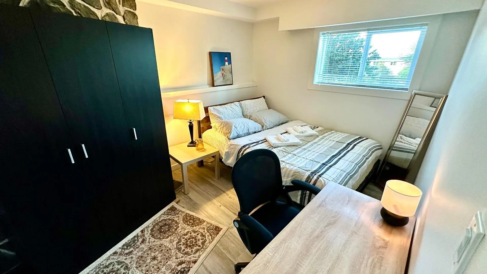 Cozy & Bright Home With Parking Victoria