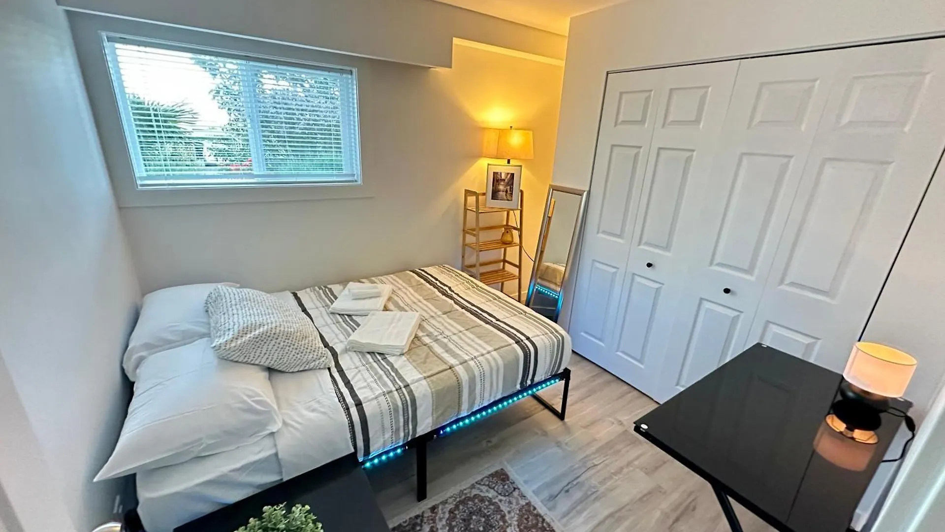 Cozy & Bright Home With Parking Victoria 0*,  Canada