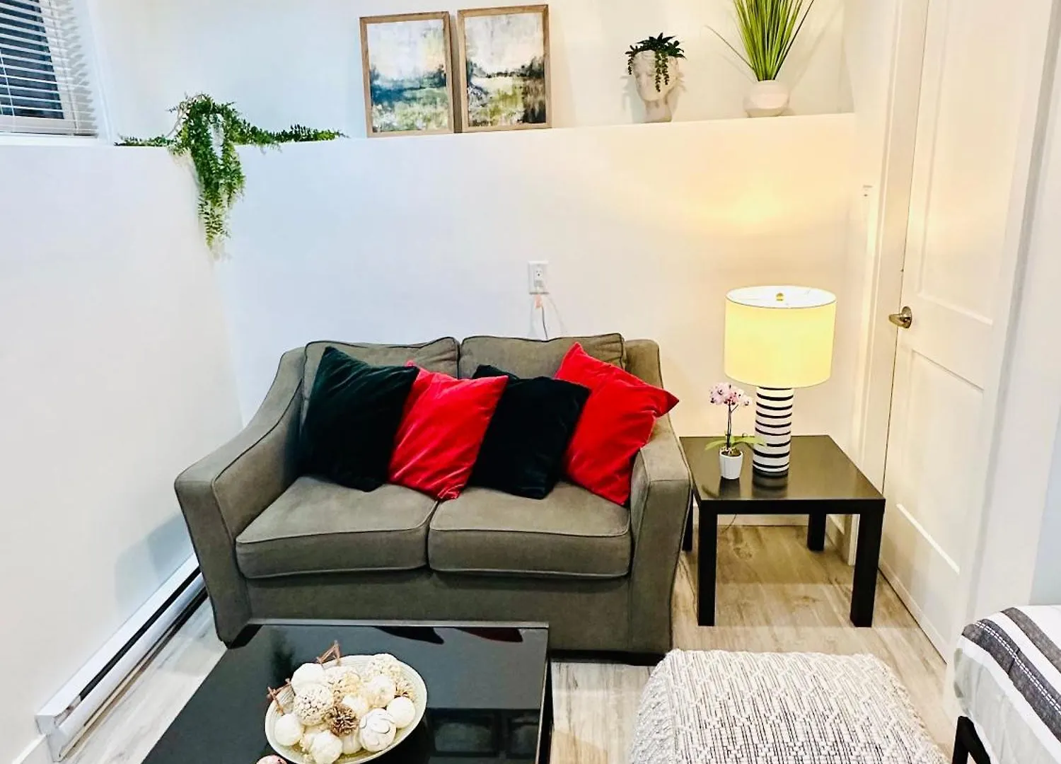 Cozy & Bright Home With Parking Victoria Canada